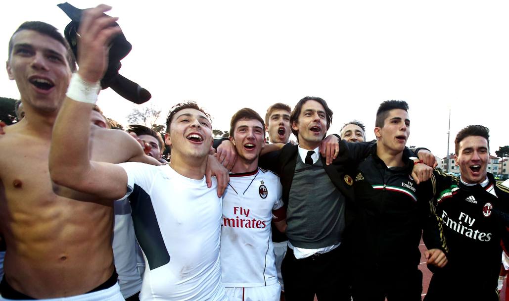 E&#39; Viareggio ma sembra Milano. Il Milan di Filippo Inzaghi fa l&#39;impresa, e, davanti ai tifosi della Curva Sud arrivati da Milano, conquista il nono viareggio della storia rossonera, battendo in finale 3-1 l&#39;Anderlecht. Milan, è qui la festa. Doppia: è anche il primo titolo vinto da allenatore da Filippo Inzaghi. Pegaso news